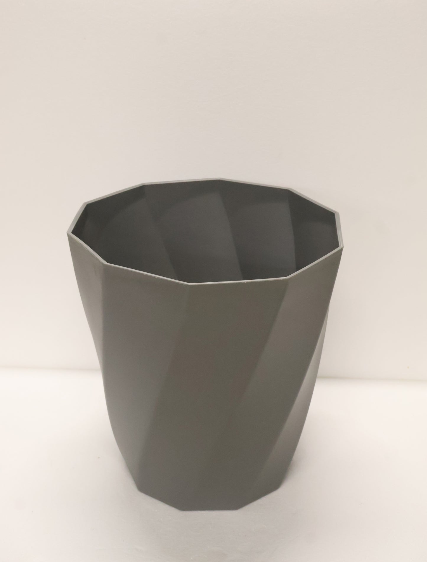 FACETED ROUND PLANTER — 13.8" × 14.2" (35 × 36 cm)