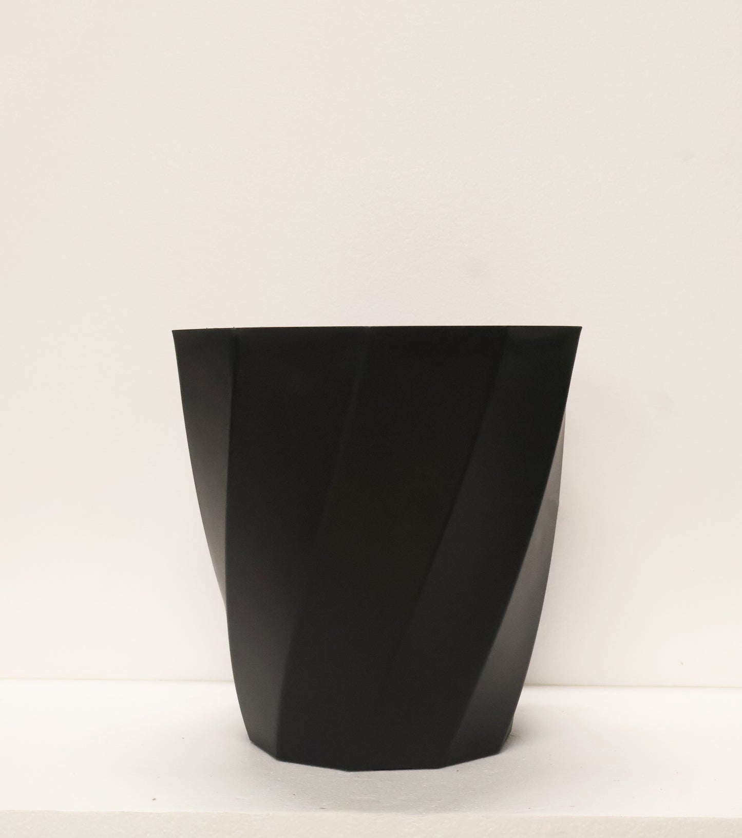 FACETED ROUND PLANTER — 13.8" × 14.2" (35 × 36 cm)