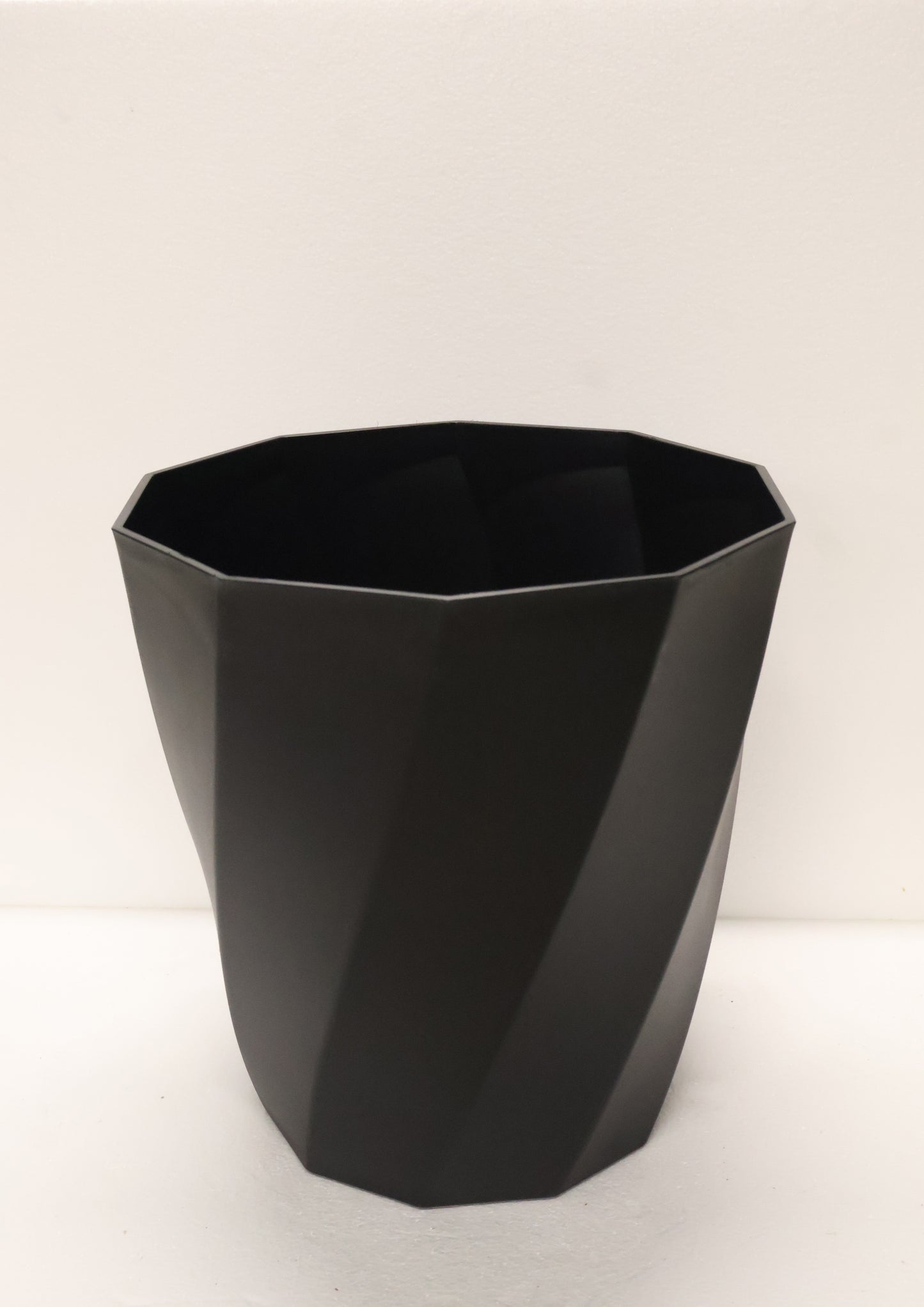 FACETED ROUND PLANTER — 13.8" × 14.2" (35 × 36 cm)