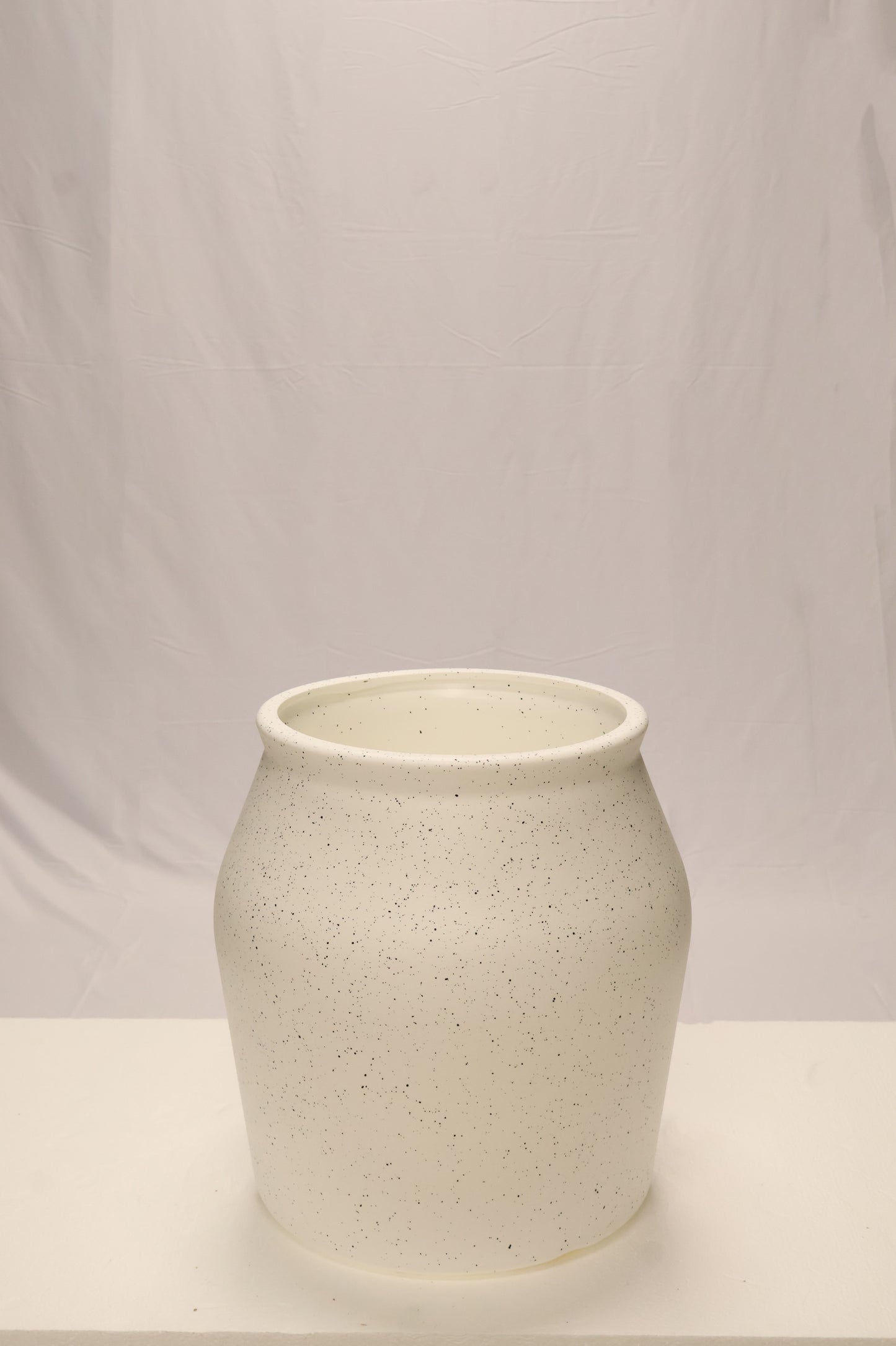 SPECKLED TULIP PLANTER — 15.7" × 16.5" (40 × 42 cm)