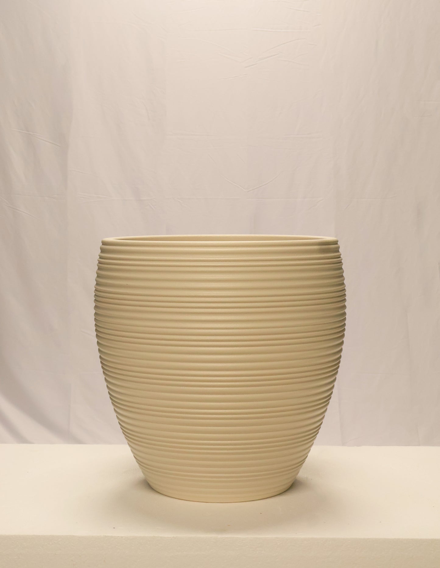 RIBBED ROUND PLANTER — 19.7" × 18.5" (50 × 47 cm)