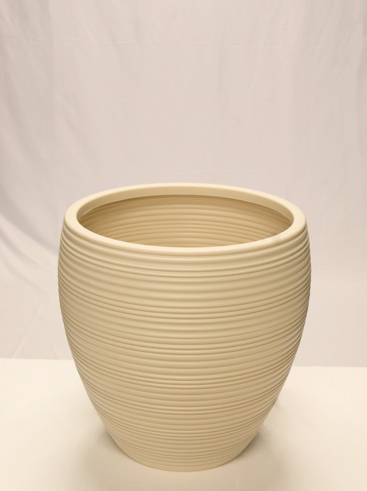 RIBBED ROUND PLANTER — 19.7" × 18.5" (50 × 47 cm)
