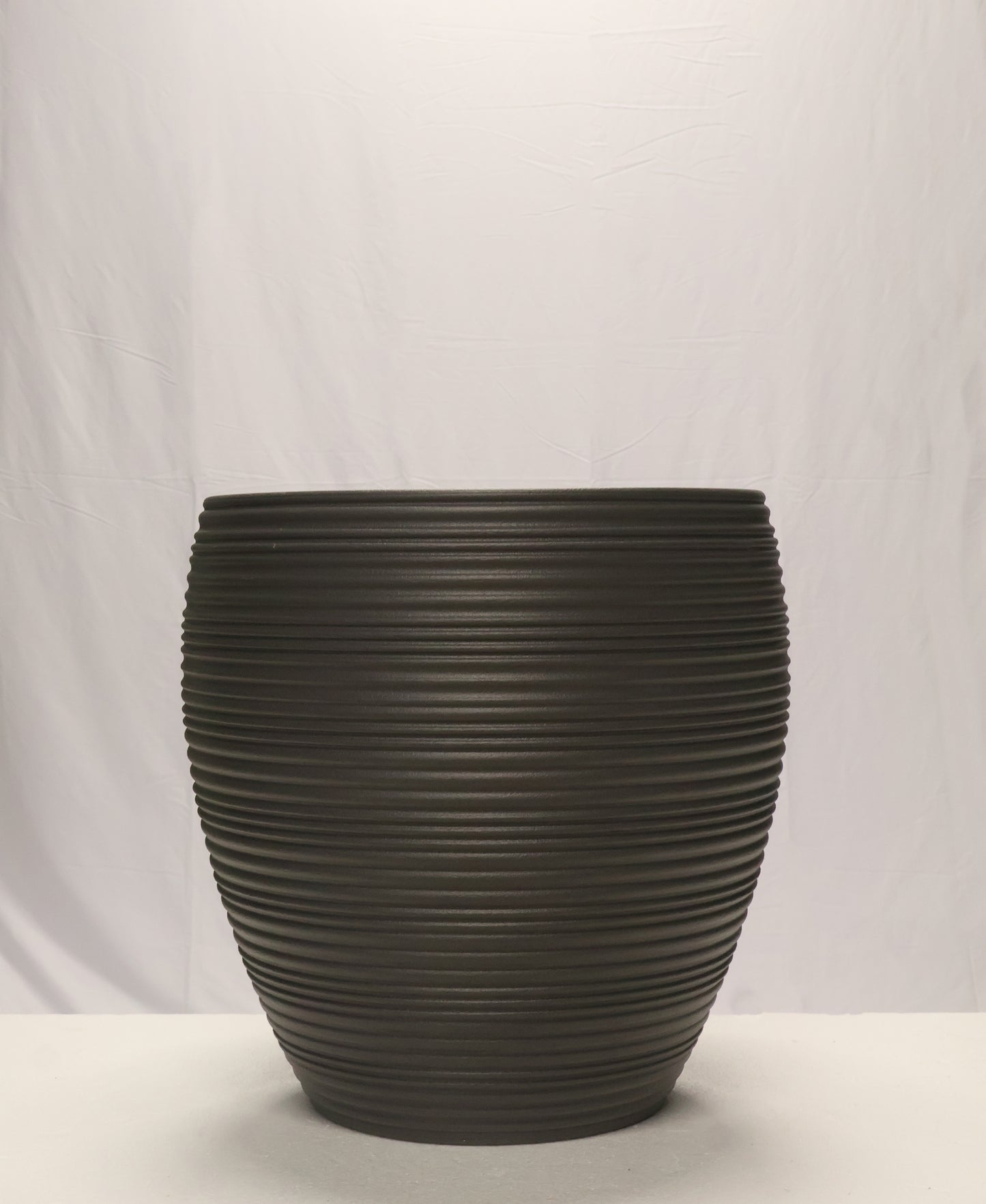RIBBED ROUND PLANTER — 19.7" × 18.5" (50 × 47 cm)