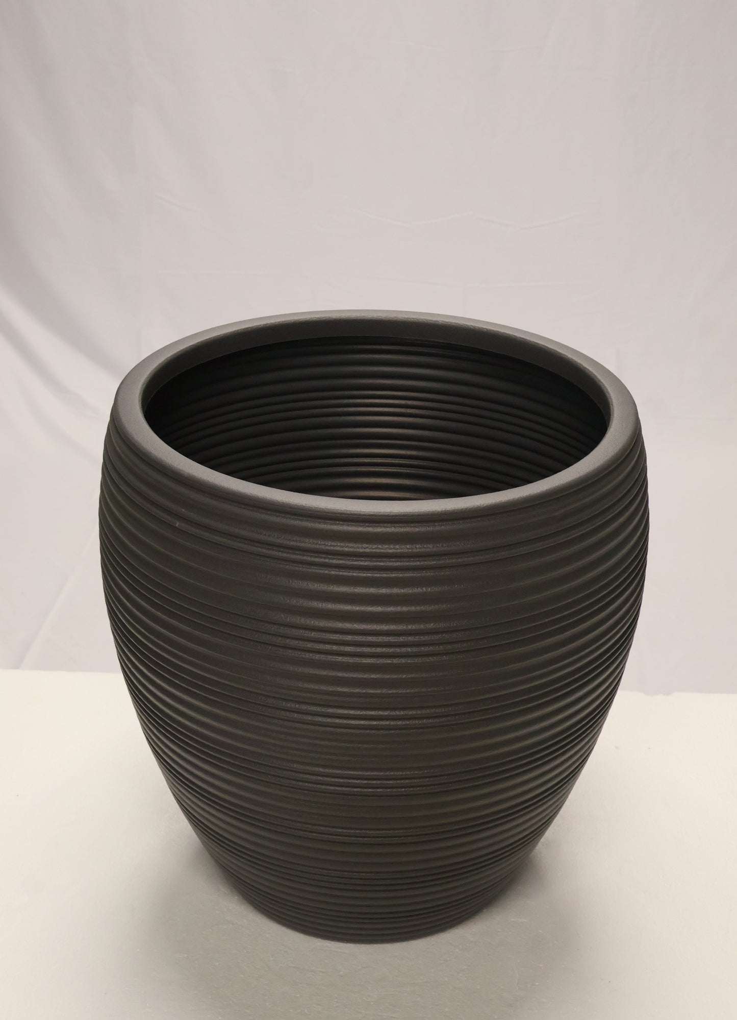 RIBBED ROUND PLANTER — 19.7" × 18.5" (50 × 47 cm)