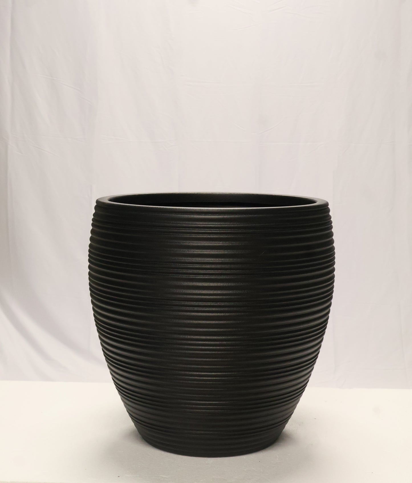 RIBBED ROUND PLANTER — 19.7" × 18.5" (50 × 47 cm)