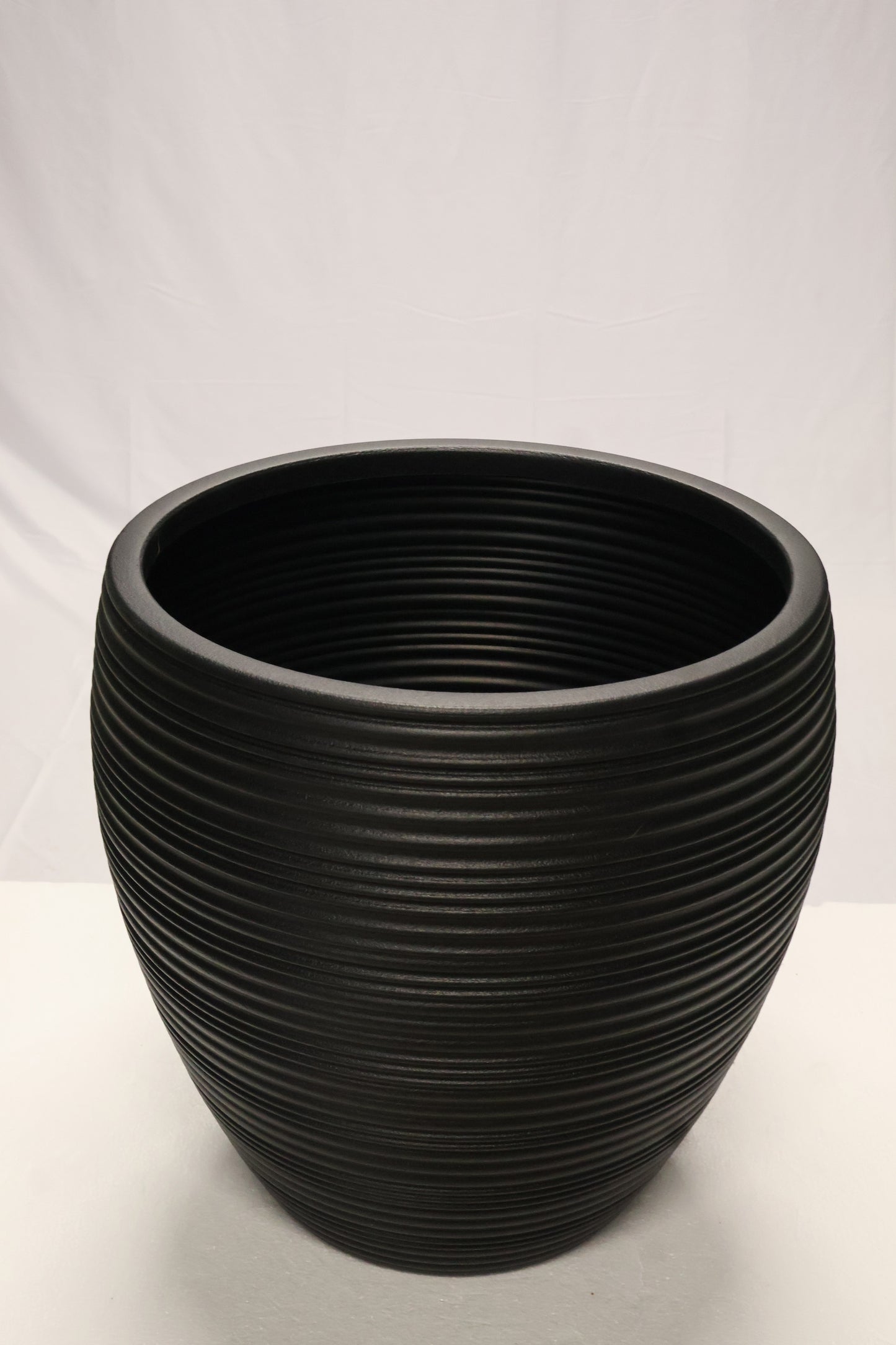 RIBBED ROUND PLANTER — 19.7" × 18.5" (50 × 47 cm)