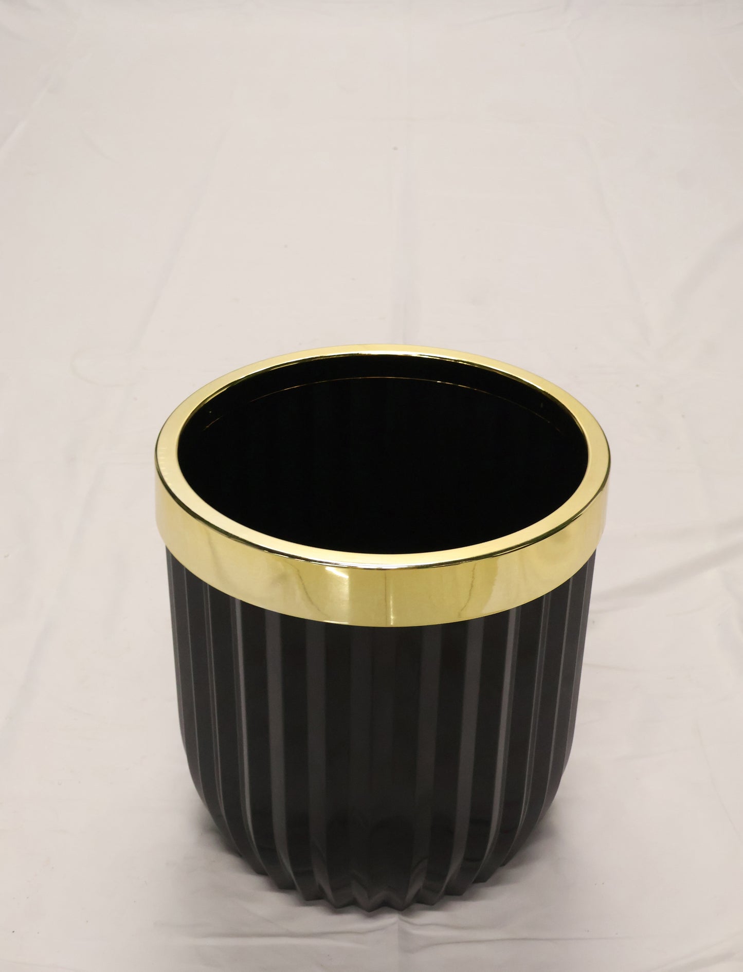 FLUTED ROUND PLANTER (ON WHEELS) — 13.8" × 14.6" (35 × 37 cm)