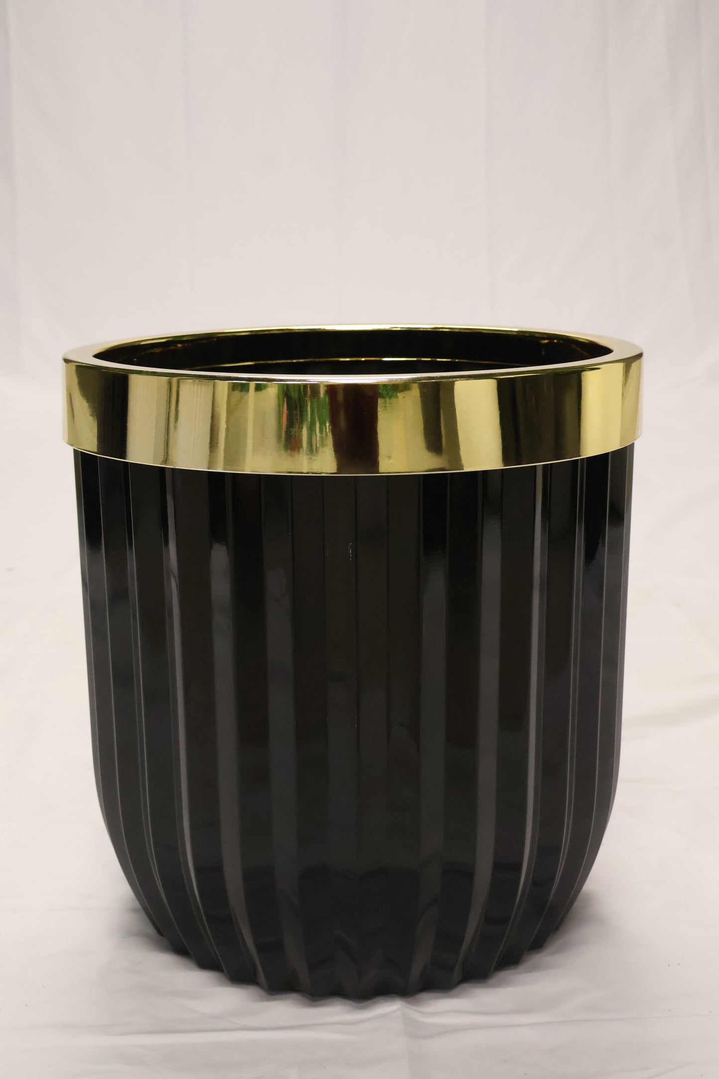 FLUTED ROUND PLANTER (ON WHEELS) — 13.8" × 14.6" (35 × 37 cm)