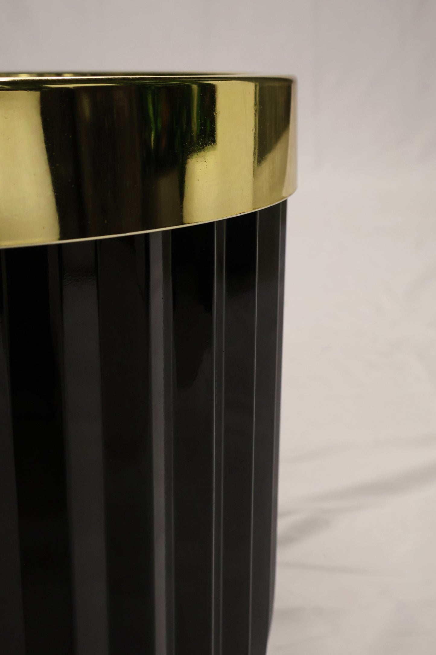 FLUTED ROUND PLANTER (ON WHEELS) — 13.8" × 14.6" (35 × 37 cm)