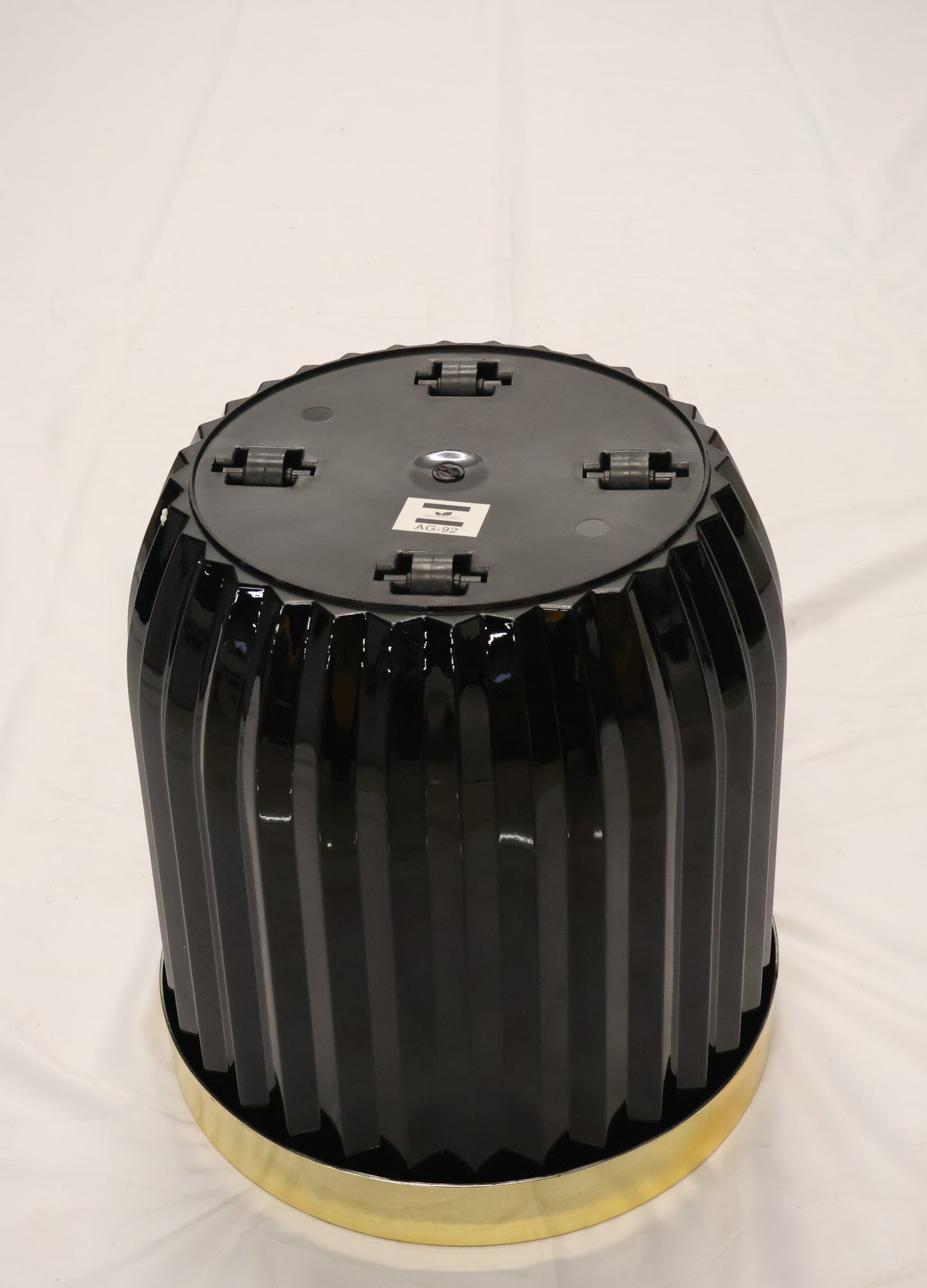 FLUTED ROUND PLANTER (ON WHEELS) — 13.8" × 14.6" (35 × 37 cm)