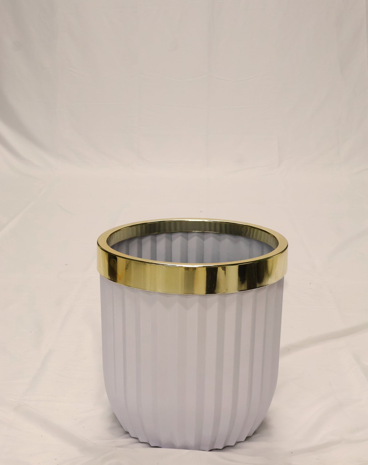 FLUTED ROUND PLANTER (ON WHEELS) — 13.8" × 14.6" (35 × 37 cm)