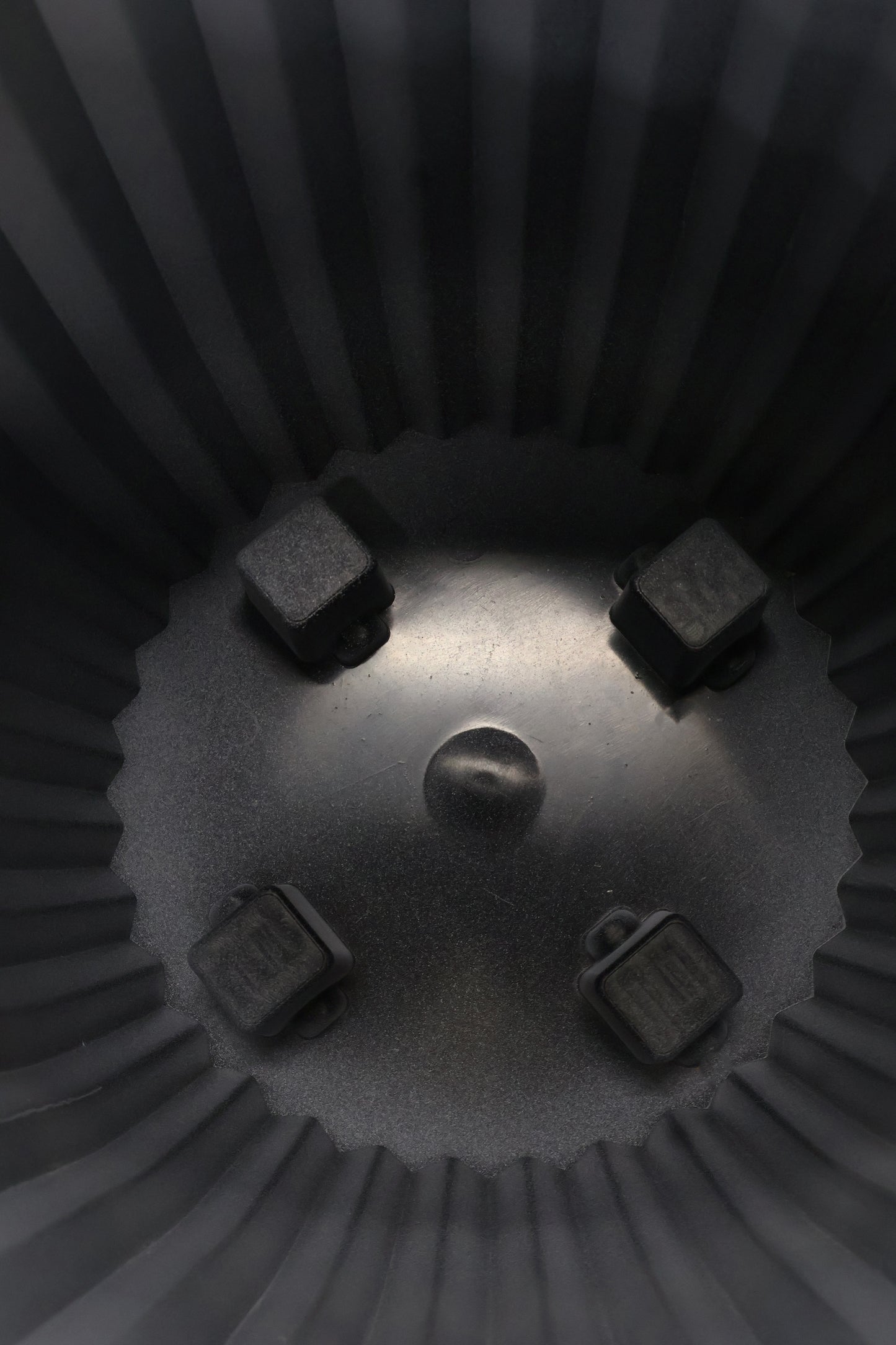 FLUTED ROUND PLANTER (ON WHEELS) — 13.8" × 14.6" (35 × 37 cm)