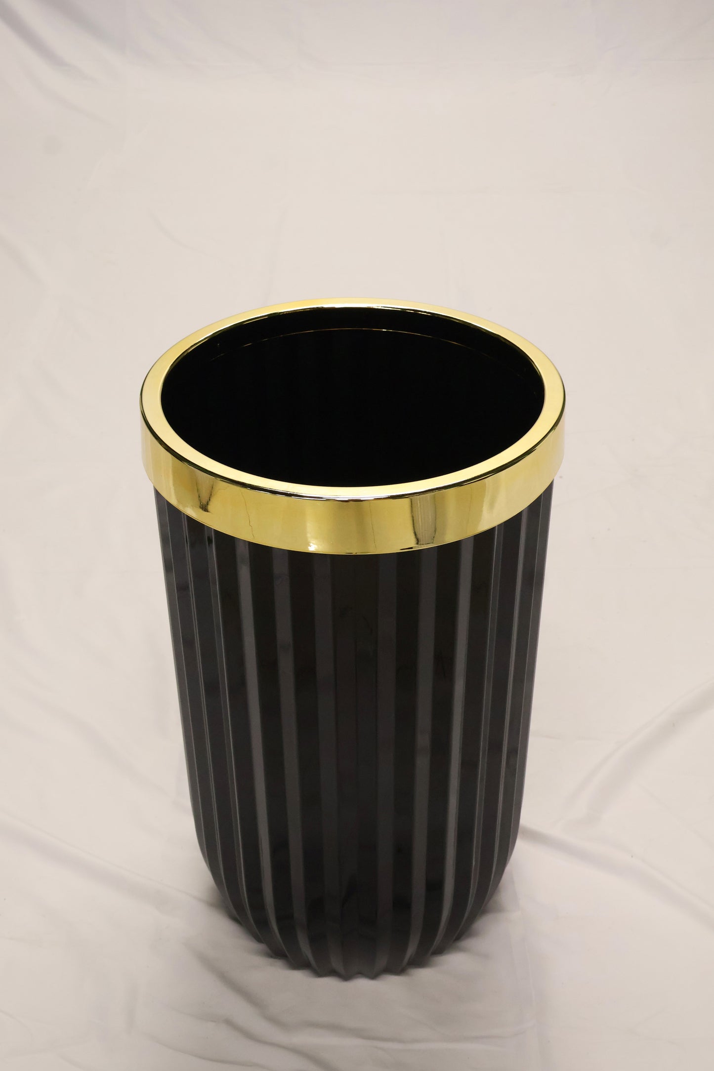 FLUTED ROUND PLANTER (ON WHEELS) — 13.8" × 22.8" (35 × 58 cm)