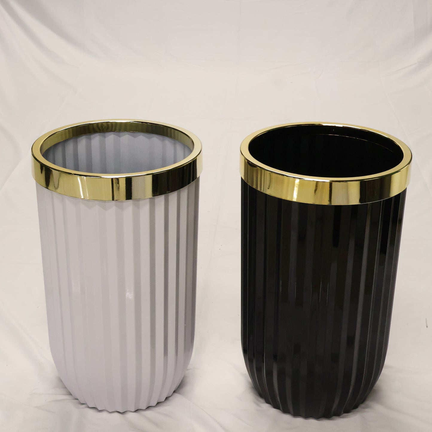 FLUTED ROUND PLANTER (ON WHEELS) — 13.8" × 22.8" (35 × 58 cm)