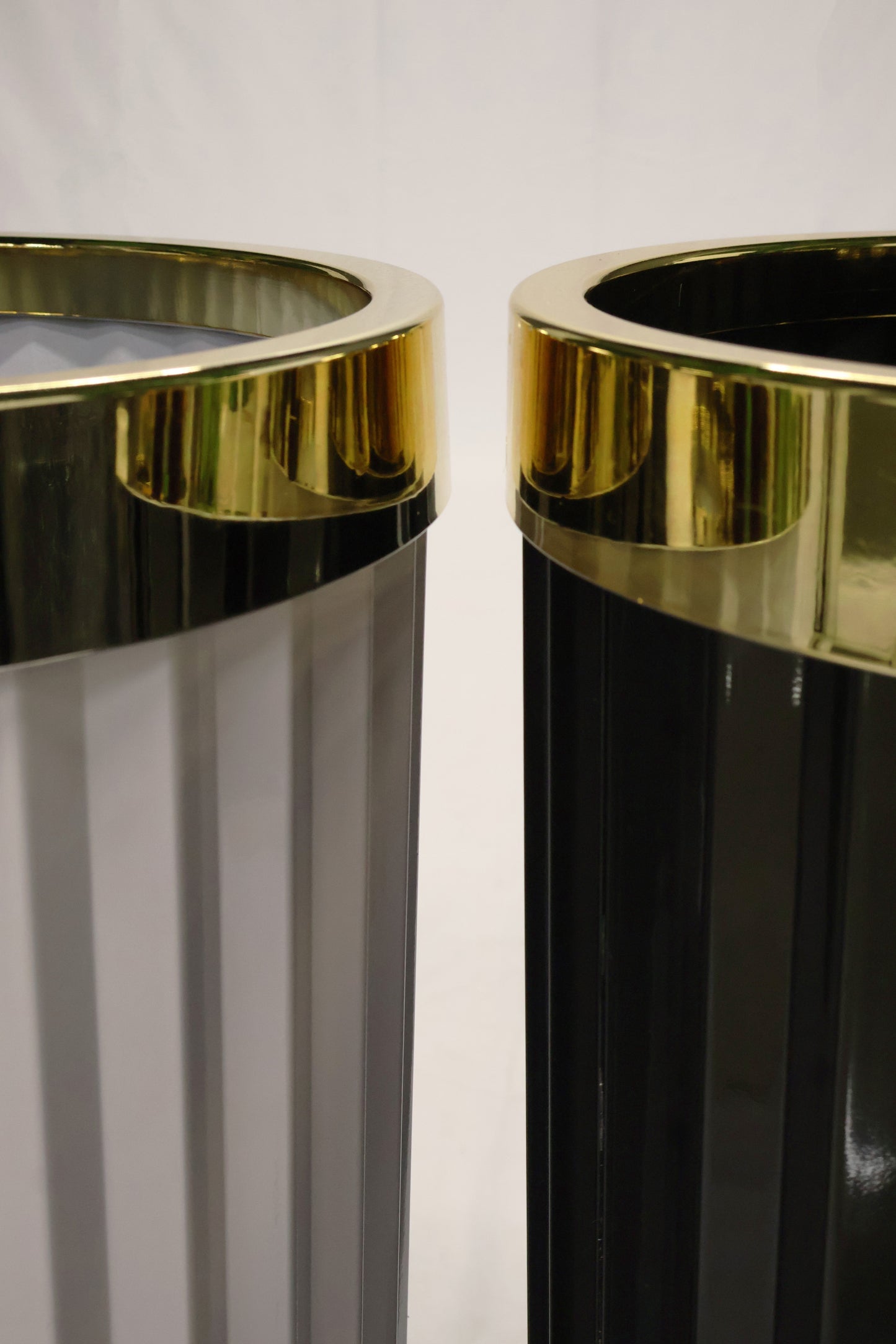 FLUTED ROUND PLANTER (ON WHEELS) — 13.8" × 22.8" (35 × 58 cm)