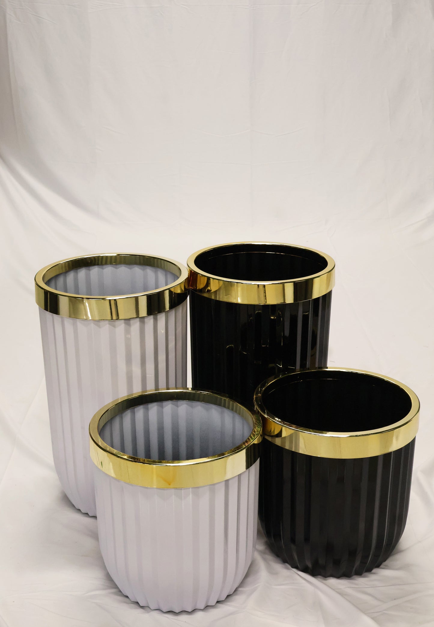 FLUTED ROUND PLANTER (ON WHEELS) — 13.8" × 14.6" (35 × 37 cm)