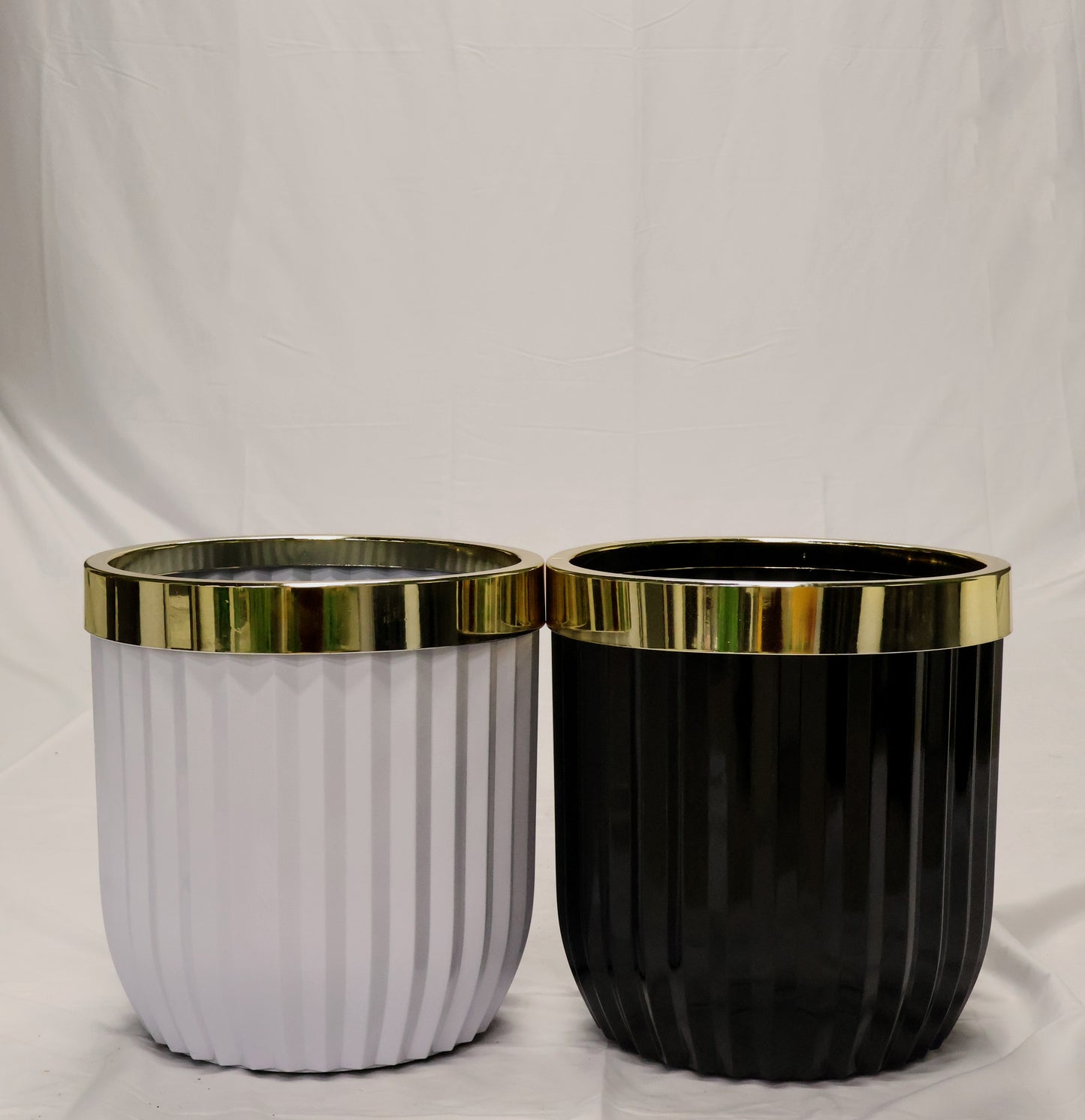 FLUTED ROUND PLANTER (ON WHEELS) — 13.8" × 14.6" (35 × 37 cm)