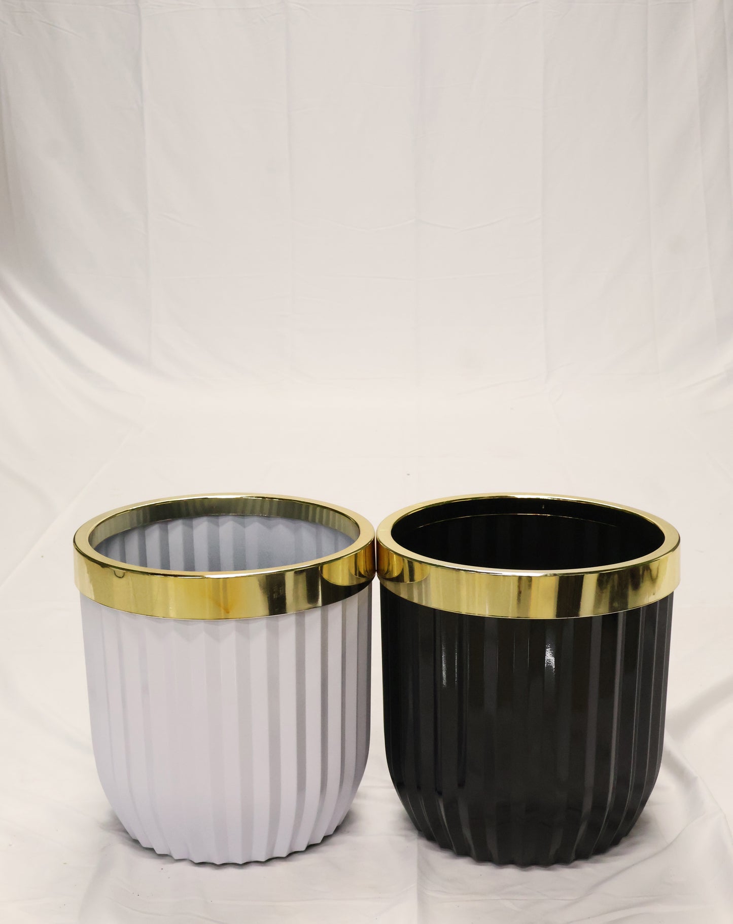 FLUTED ROUND PLANTER (ON WHEELS) — 13.8" × 14.6" (35 × 37 cm)