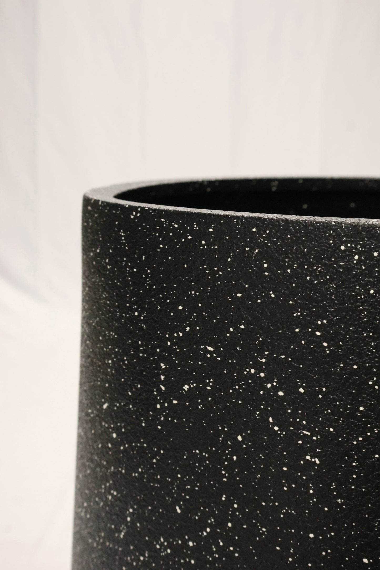 CYLINDER PLANTER — 15" × 27.5" (38 × 70 cm)