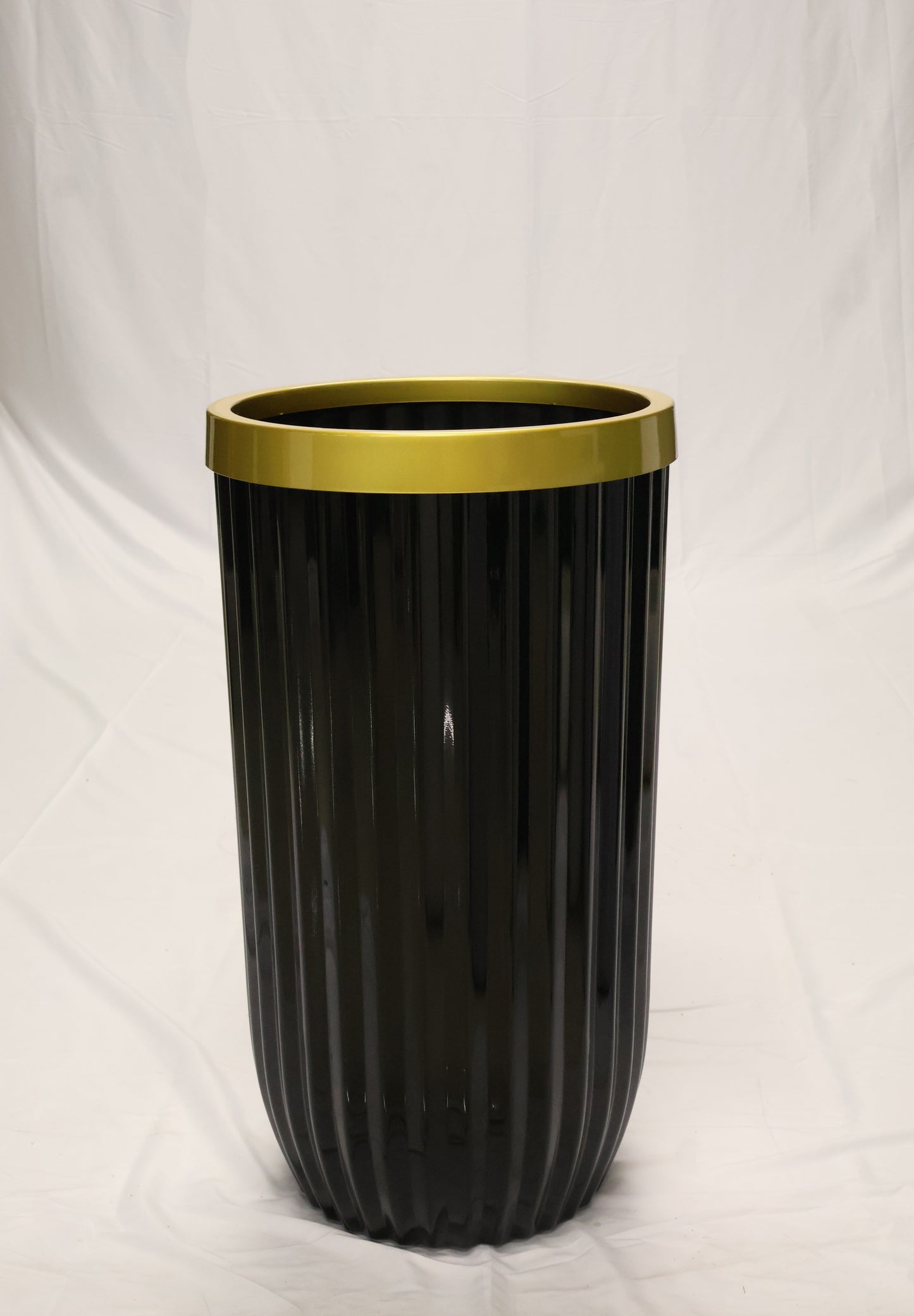 FLUTED ROUND PLANTER (ON WHEELS) — 16.9" × 31.5" (43 × 80 cm)