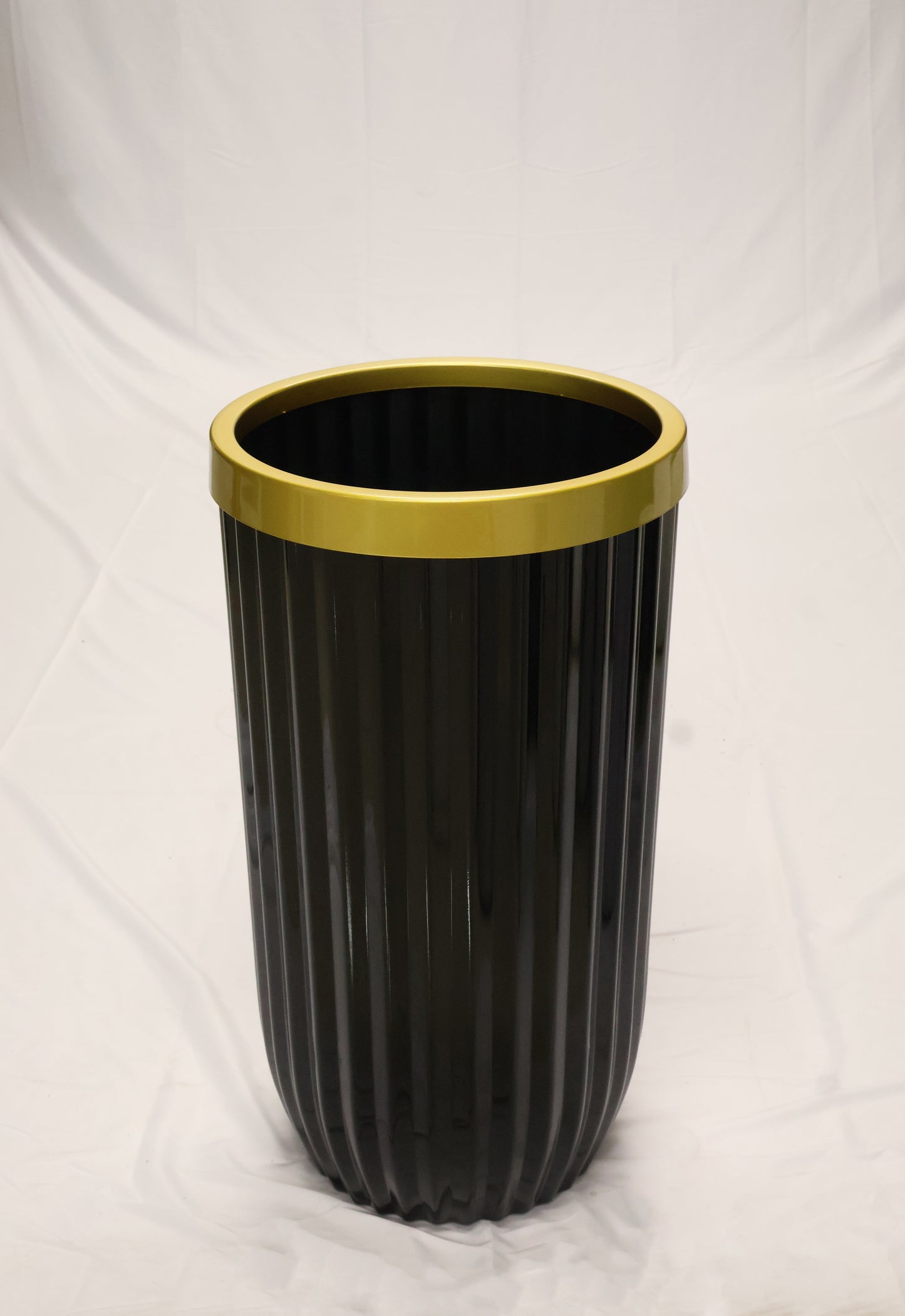 FLUTED ROUND PLANTER (ON WHEELS) — 16.9" × 31.5" (43 × 80 cm)