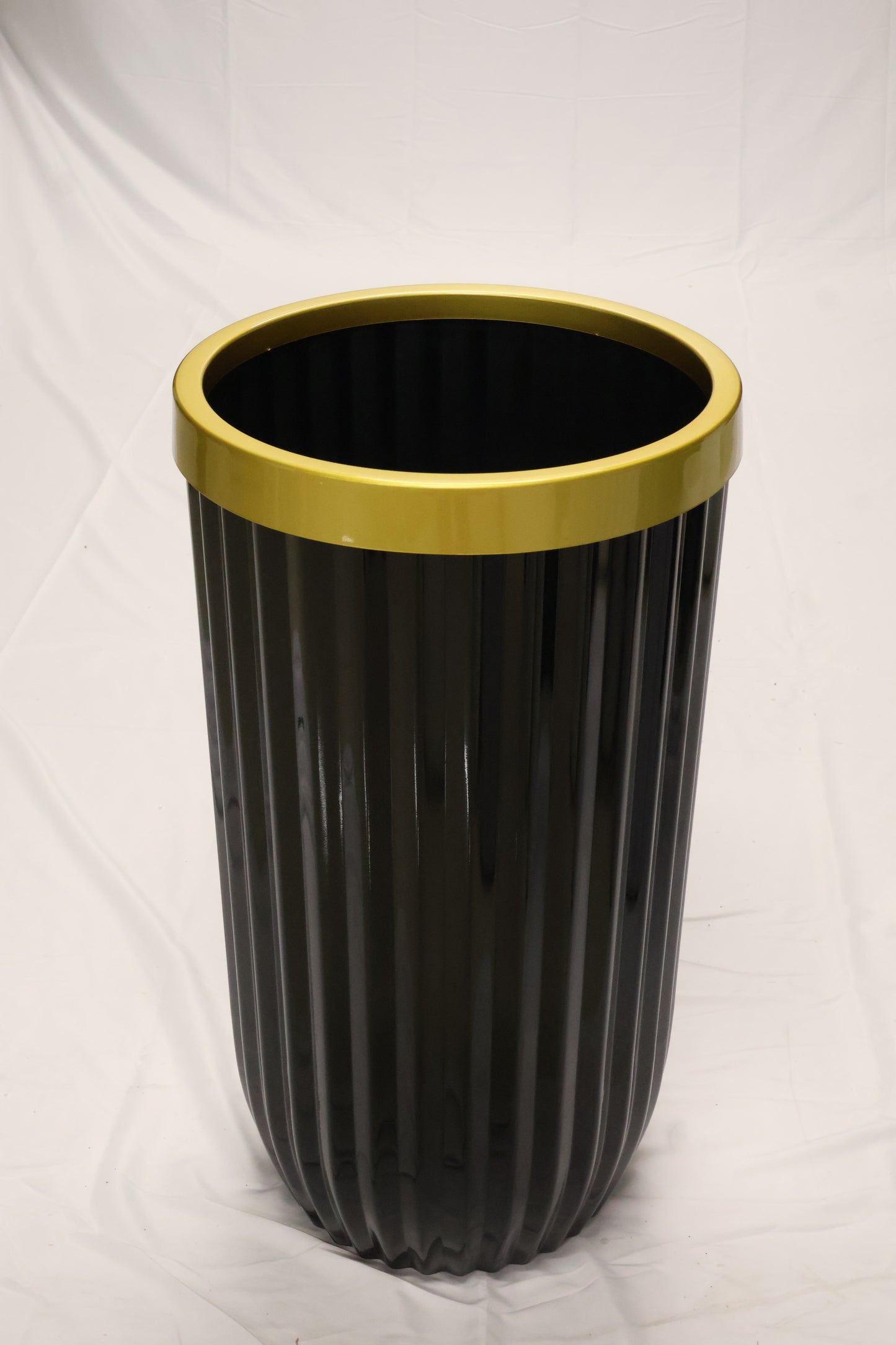 FLUTED ROUND PLANTER (ON WHEELS) — 16.9" × 31.5" (43 × 80 cm)