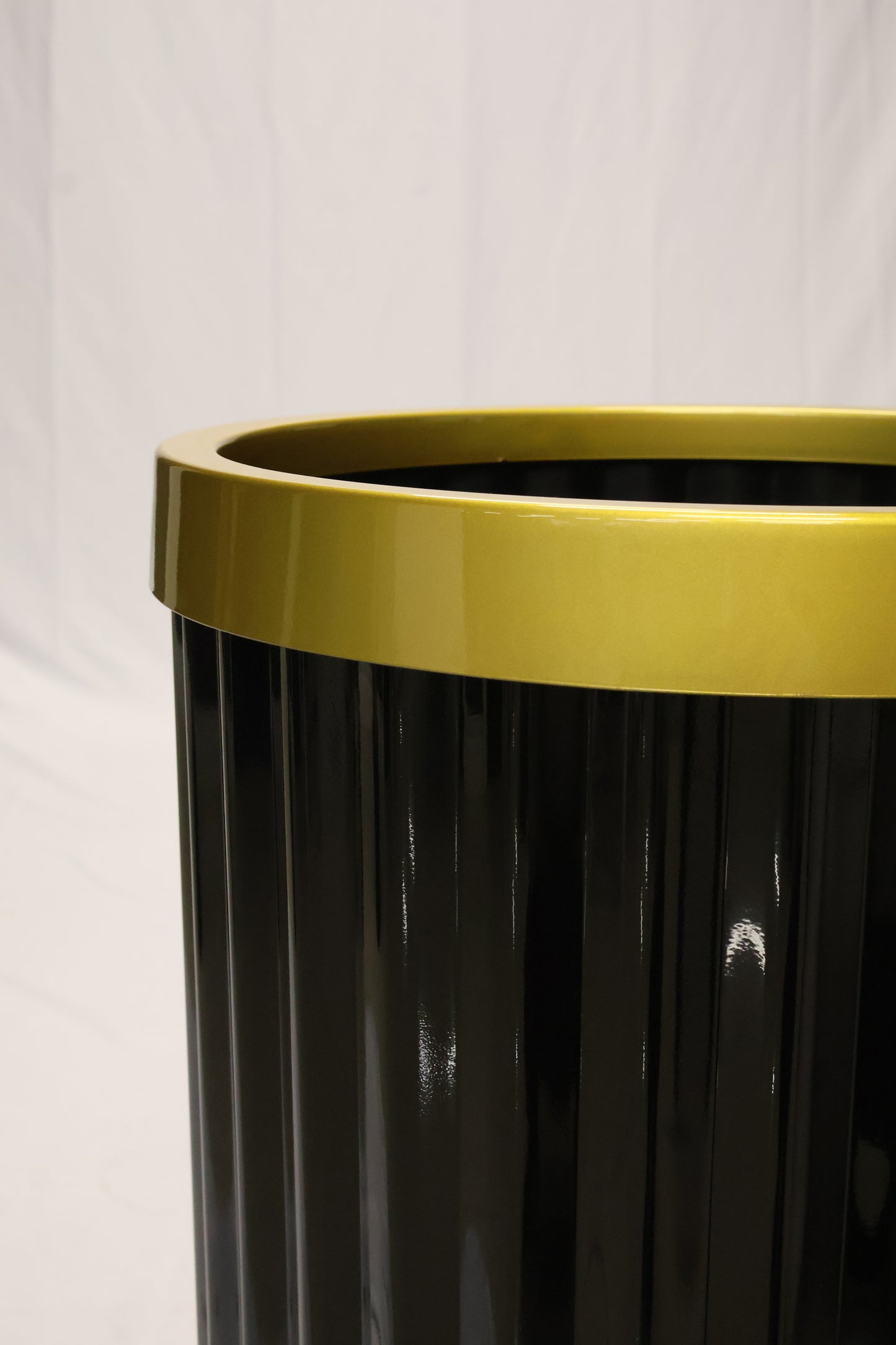 FLUTED ROUND PLANTER (ON WHEELS) — 16.9" × 31.5" (43 × 80 cm)