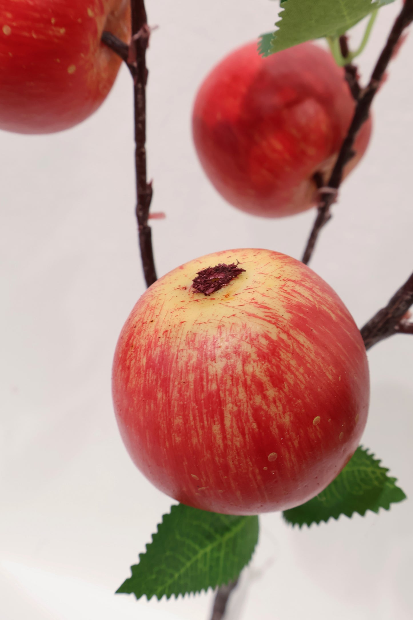 APPLE — 32.7" (83 cm)