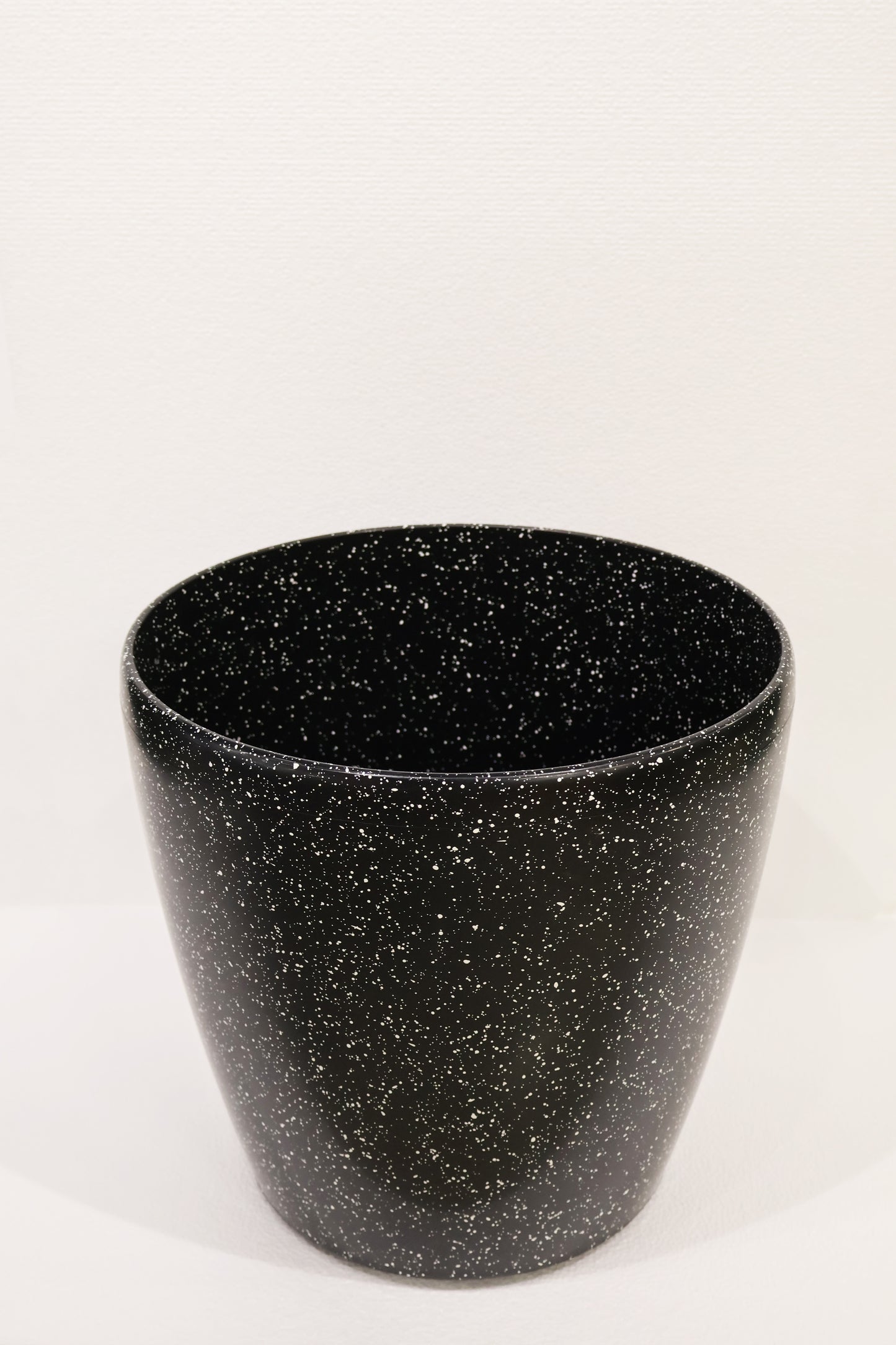 SPECKLED GLOSS ROUND PLANTER — 9.4" × 10" (24 × 25.4 cm)